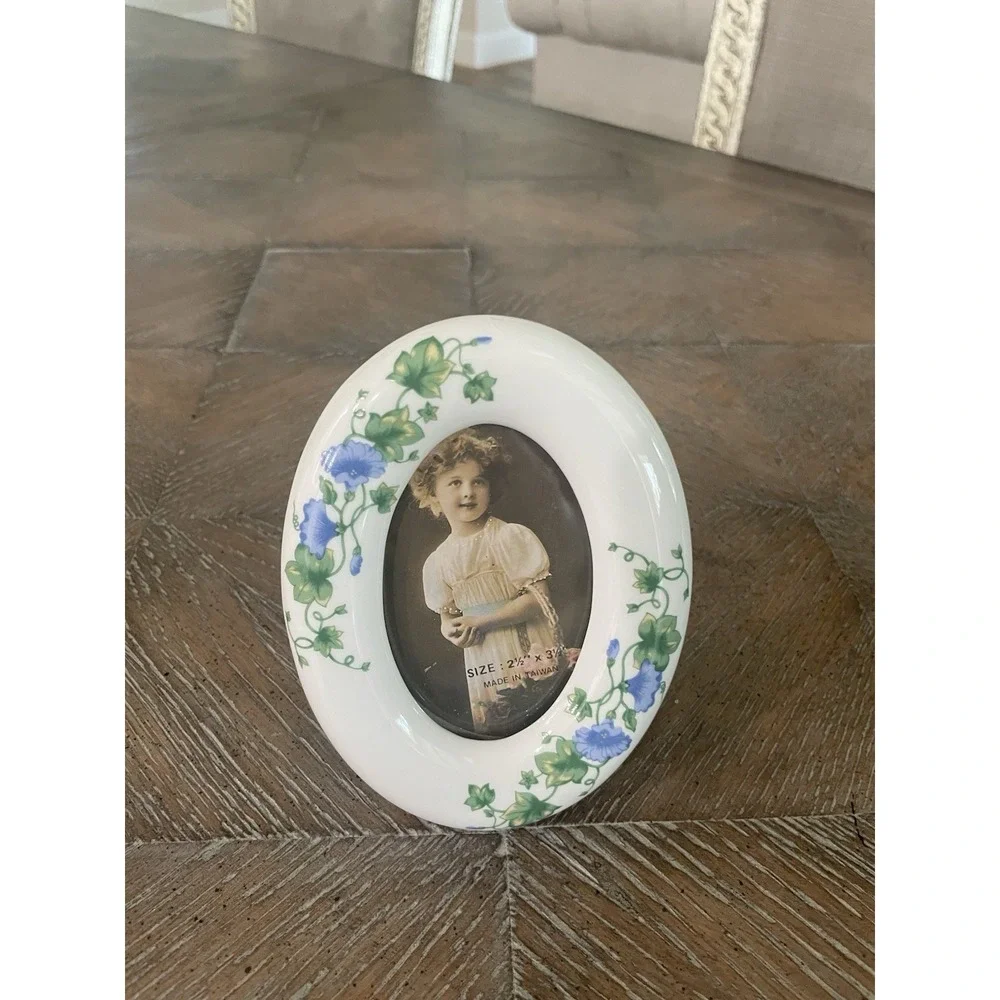Vtg Ceramic Blue Flowers Oval Photo Picture Frame 2.5x3.5 Cottage Core Easel